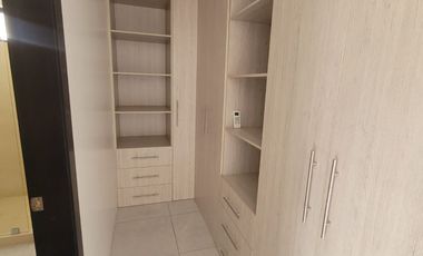 Casa remodelada en alquiler en Ciudad Celeste Samborondón | 3 dormitorios + servicio frente al área social