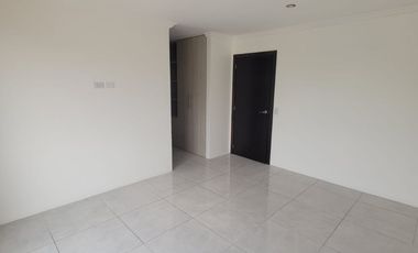 Casa remodelada en alquiler en Ciudad Celeste Samborondón | 3 dormitorios + servicio frente al área social