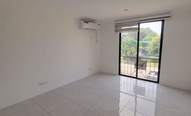 Casa remodelada en alquiler en Ciudad Celeste Samborondón | 3 dormitorios + servicio frente al área social