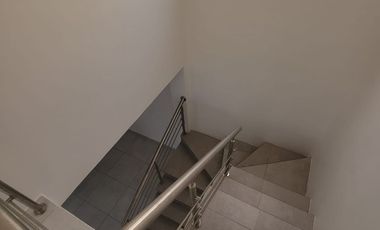 Casa remodelada en alquiler en Ciudad Celeste Samborondón | 3 dormitorios + servicio frente al área social