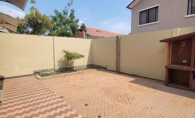 Casa remodelada en alquiler en Ciudad Celeste Samborondón | 3 dormitorios + servicio frente al área social