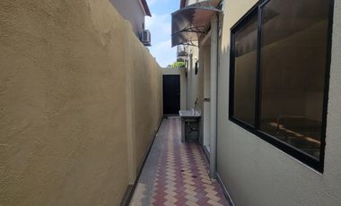 Casa remodelada en alquiler en Ciudad Celeste Samborondón | 3 dormitorios + servicio frente al área social