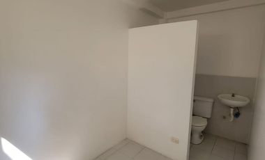 Casa remodelada en alquiler en Ciudad Celeste Samborondón | 3 dormitorios + servicio frente al área social