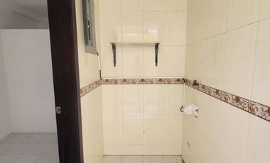 Casa remodelada en alquiler en Ciudad Celeste Samborondón | 3 dormitorios + servicio frente al área social