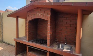 Casa remodelada en alquiler en Ciudad Celeste Samborondón | 3 dormitorios + servicio frente al área social