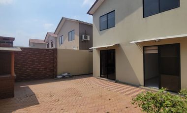 Casa remodelada en alquiler en Ciudad Celeste Samborondón | 3 dormitorios + servicio frente al área social