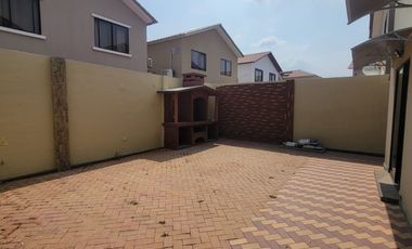 Casa remodelada en alquiler en Ciudad Celeste Samborondón | 3 dormitorios + servicio frente al área social