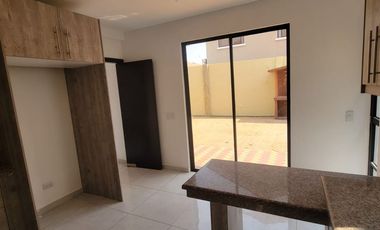 Casa remodelada en alquiler en Ciudad Celeste Samborondón | 3 dormitorios + servicio frente al área social