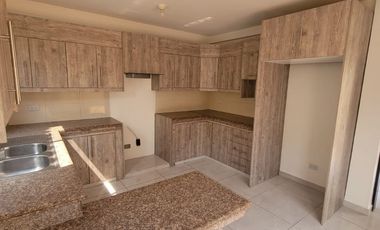 Casa remodelada en alquiler en Ciudad Celeste Samborondón | 3 dormitorios + servicio frente al área social