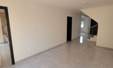 Casa remodelada en alquiler en Ciudad Celeste Samborondón | 3 dormitorios + servicio frente al área social