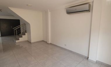 Casa remodelada en alquiler en Ciudad Celeste Samborondón | 3 dormitorios + servicio frente al área social