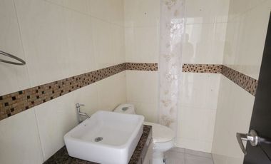 Casa remodelada en alquiler en Ciudad Celeste Samborondón | 3 dormitorios + servicio frente al área social