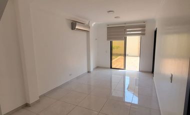 Casa remodelada en alquiler en Ciudad Celeste Samborondón | 3 dormitorios + servicio frente al área social