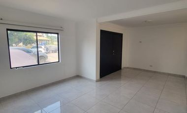 Casa remodelada en alquiler en Ciudad Celeste Samborondón | 3 dormitorios + servicio frente al área social