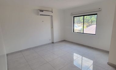 Casa remodelada en alquiler en Ciudad Celeste Samborondón | 3 dormitorios + servicio frente al área social