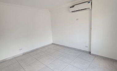 Casa remodelada en alquiler en Ciudad Celeste Samborondón | 3 dormitorios + servicio frente al área social