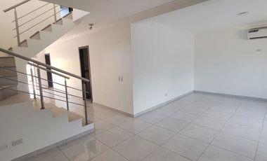 Casa remodelada en alquiler en Ciudad Celeste Samborondón | 3 dormitorios + servicio frente al área social