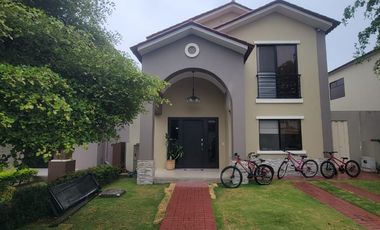 Casa amoblada en alquiler en Ciudad Celeste Samborondón | 3 dormitorios con patio y BBQ