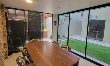 Casa amoblada en alquiler en Ciudad Celeste Samborondón | 3 dormitorios con patio y BBQ