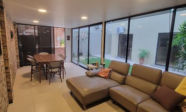 Casa amoblada en alquiler en Ciudad Celeste Samborondón | 3 dormitorios con patio y BBQ