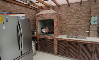 Casa amoblada en alquiler en Ciudad Celeste Samborondón | 3 dormitorios con patio y BBQ