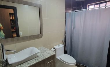 Casa amoblada en alquiler en Ciudad Celeste Samborondón | 3 dormitorios con patio y BBQ