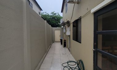 Casa amoblada en alquiler en Ciudad Celeste Samborondón | 3 dormitorios con patio y BBQ