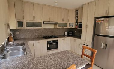 Casa amoblada en alquiler en Ciudad Celeste Samborondón | 3 dormitorios con patio y BBQ