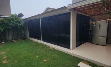 Casa amoblada en alquiler en Ciudad Celeste Samborondón | 3 dormitorios con patio y BBQ