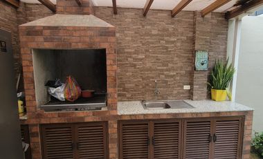 Casa amoblada en alquiler en Ciudad Celeste Samborondón | 3 dormitorios con patio y BBQ