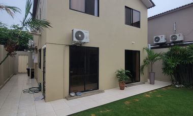 Casa amoblada en alquiler en Ciudad Celeste Samborondón | 3 dormitorios con patio y BBQ