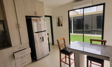 Casa amoblada en alquiler en Ciudad Celeste Samborondón | 3 dormitorios con patio y BBQ