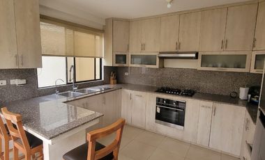 Casa amoblada en alquiler en Ciudad Celeste Samborondón | 3 dormitorios con patio y BBQ