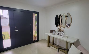 Casa amoblada en alquiler en Ciudad Celeste Samborondón | 3 dormitorios con patio y BBQ