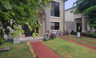 Casa amoblada en alquiler en Ciudad Celeste Samborondón | 3 dormitorios con patio y BBQ