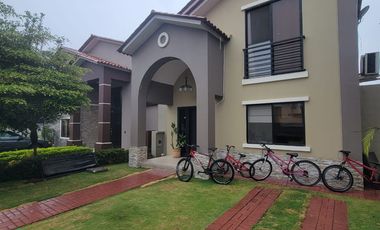 Casa amoblada en alquiler en Ciudad Celeste Samborondón | 3 dormitorios con patio y BBQ