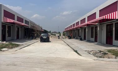RUMAH READY STOCK SIAP HUNI DAN SIAP USAHA LOKASI DEPAN JALAN UTAMA PERUMAHAN