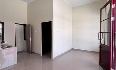 RUMAH READY STOCK SIAP HUNI DAN SIAP USAHA LOKASI DEPAN JALAN UTAMA PERUMAHAN