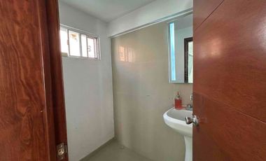 Rento casa en Pedregal de 1 nivel 130m2 con  8 lugares de estacionamiento.  Uso habitacional o para oficina.