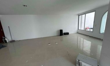 Rento casa en Pedregal de 1 nivel 130m2 con  8 lugares de estacionamiento.  Uso habitacional o para oficina.