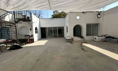 Rento casa en Pedregal de 1 nivel 130m2 con  8 lugares de estacionamiento.  Uso habitacional o para oficina.