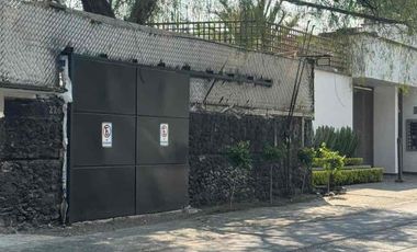 Rento casa en Pedregal de 1 nivel 130m2 con  8 lugares de estacionamiento.  Uso habitacional o para oficina.