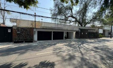 Rento casa en Pedregal de 1 nivel 130m2 con  8 lugares de estacionamiento.  Uso habitacional o para oficina.