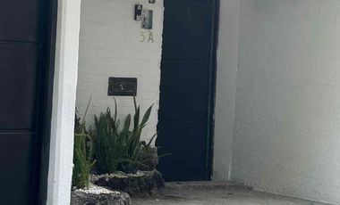 Rento casa en Pedregal de 1 nivel 130m2 con  8 lugares de estacionamiento.  Uso habitacional o para oficina.