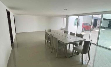 Rento casa en Pedregal de 1 nivel 130m2 con  8 lugares de estacionamiento.  Uso habitacional o para oficina.