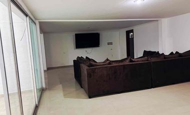 Rento casa en Pedregal de 1 nivel 130m2 con  8 lugares de estacionamiento.  Uso habitacional o para oficina.