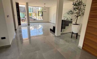 Hermosa casa contemporanea junto area verde