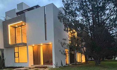 Hermosa casa contemporanea junto area verde