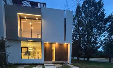 Hermosa casa contemporanea junto area verde