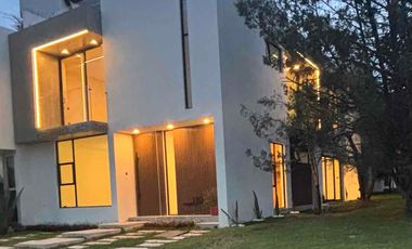 Hermosa casa contemporanea junto area verde